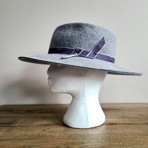 New with tag GAP gray fedora hat with velvet band. M/L